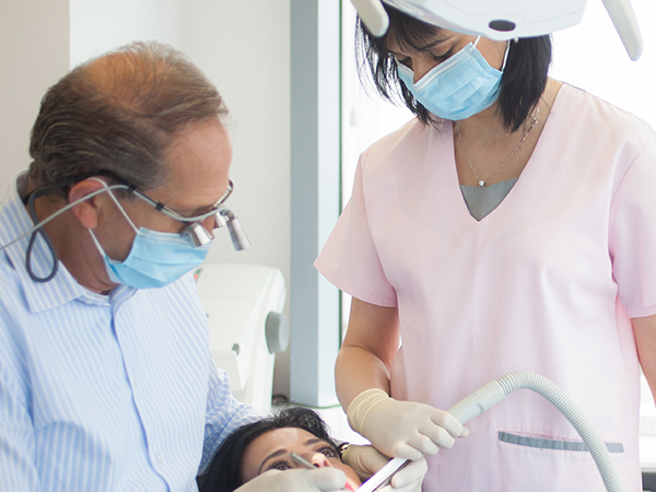 טיפולי השתלות שיניים